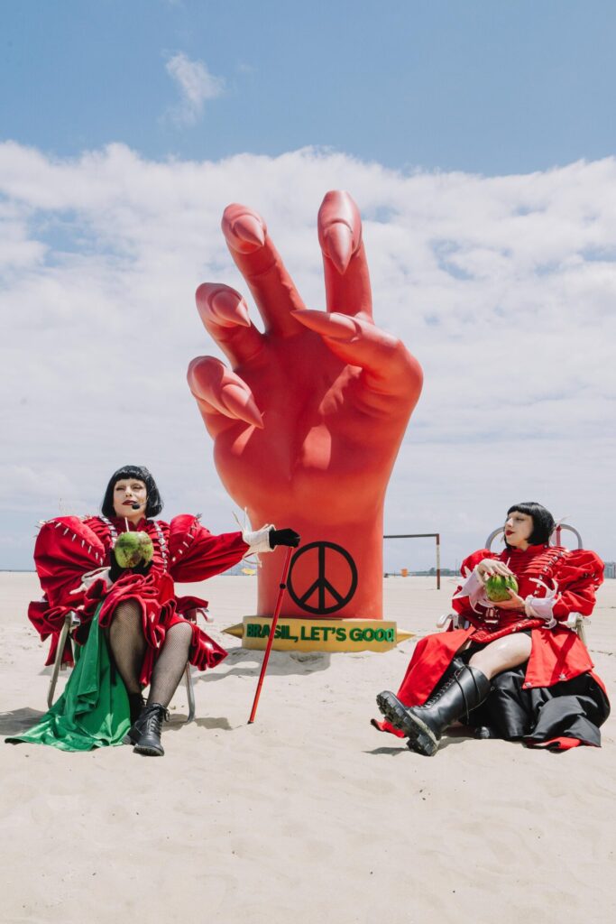 Spotify homenageia Lady Gaga com escultura gigante em Copacabana